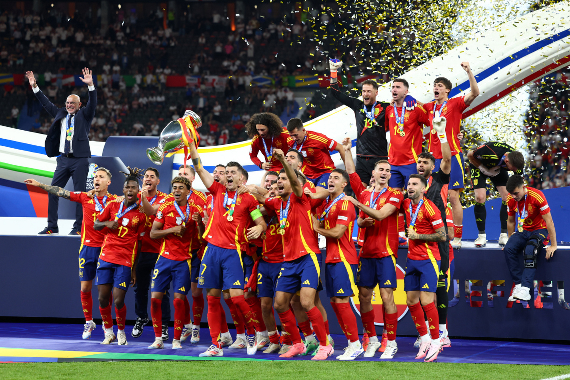 欧洲杯赛事火爆展开，球迷热情高涨的简单介绍