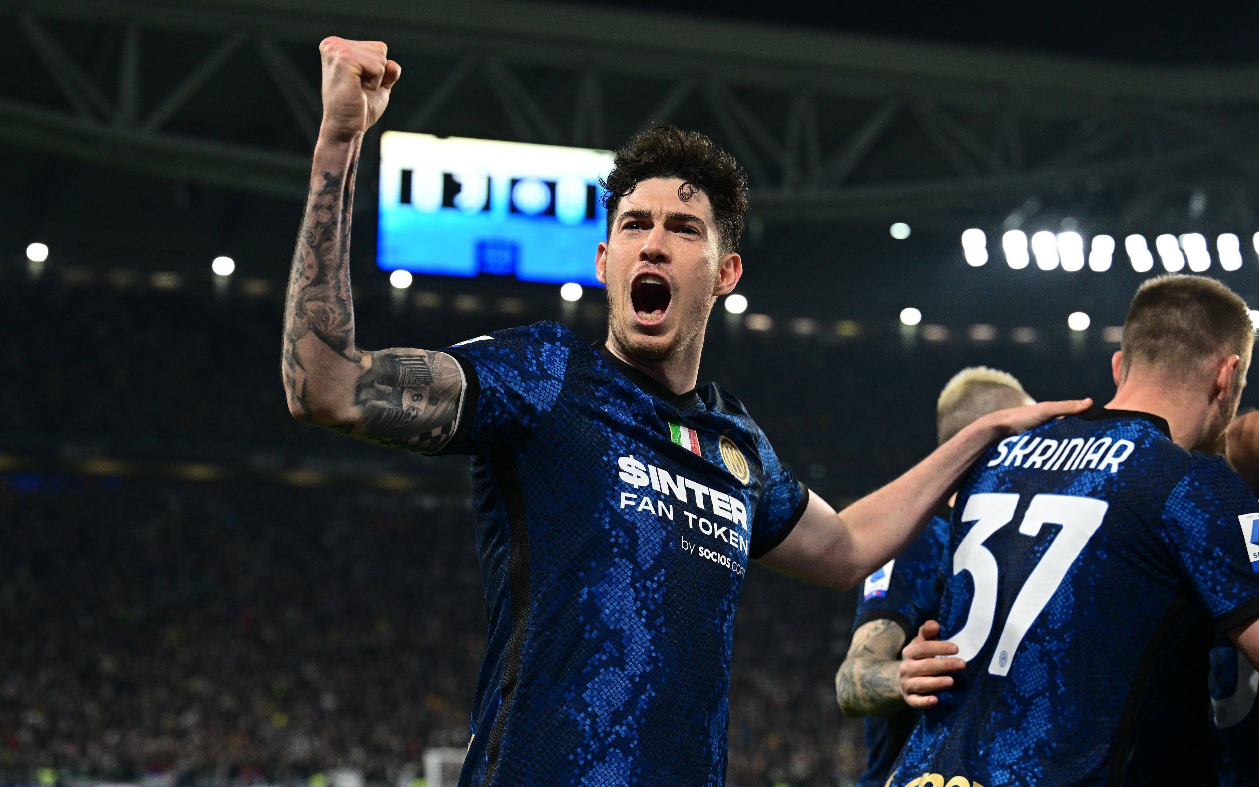 英雄联盟足球比赛中球员们充满斗志，奋力拼搏的简单介绍