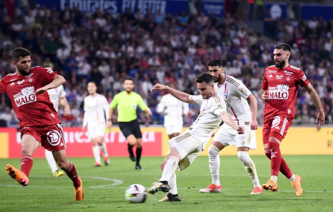 关于法甲：里尔-击败里昂，取得两连胜的信息