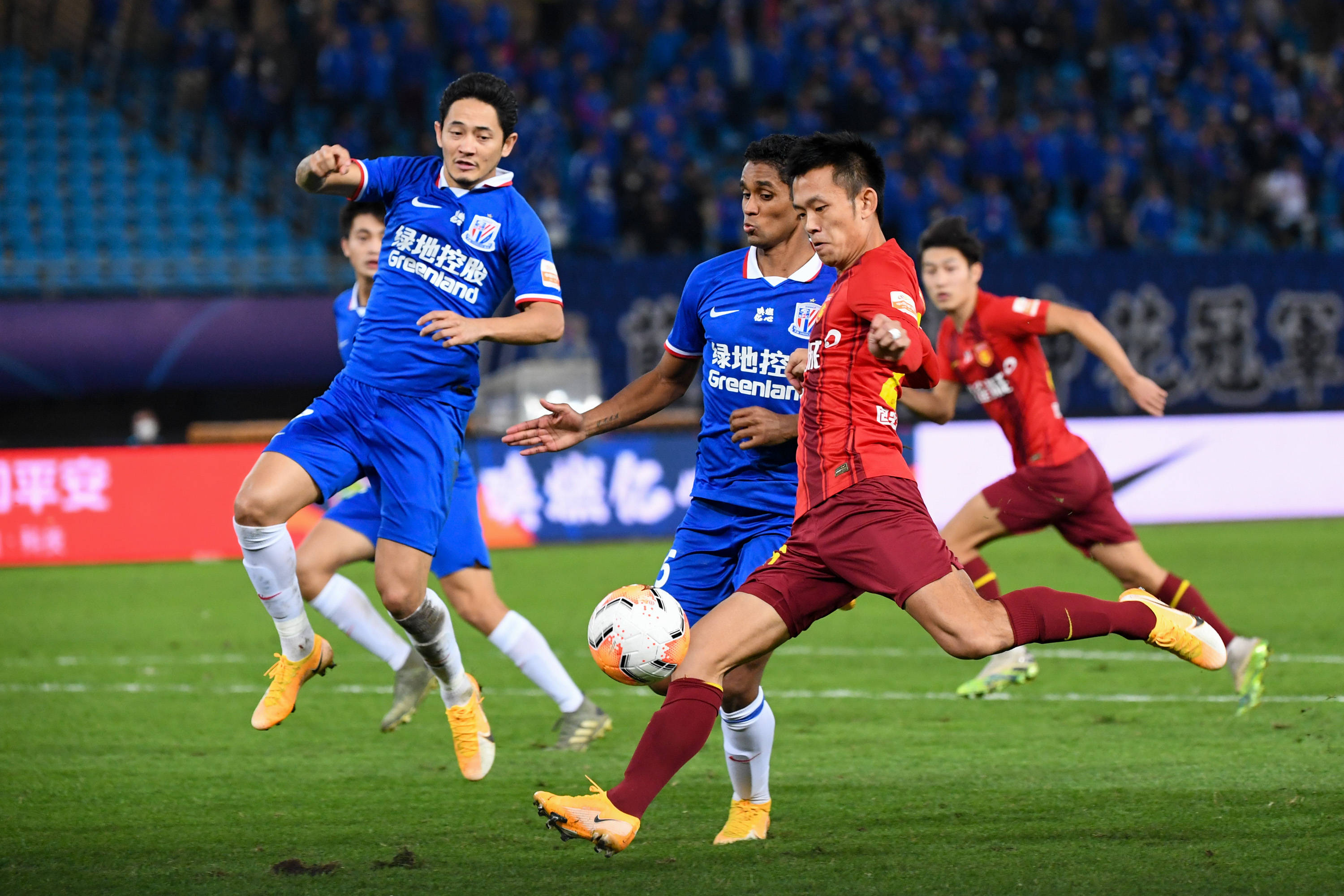 包含河北华夏幸福客场憾负，中超排名逐渐下滑的词条