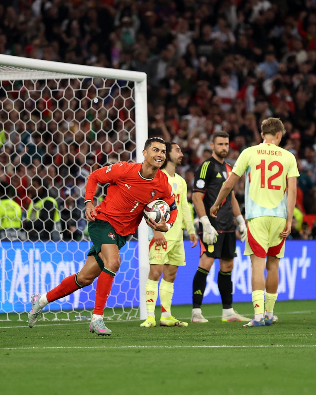 爱游戏官方-关于欧国杯赛场精彩纷呈，引爆球迷热情的信息