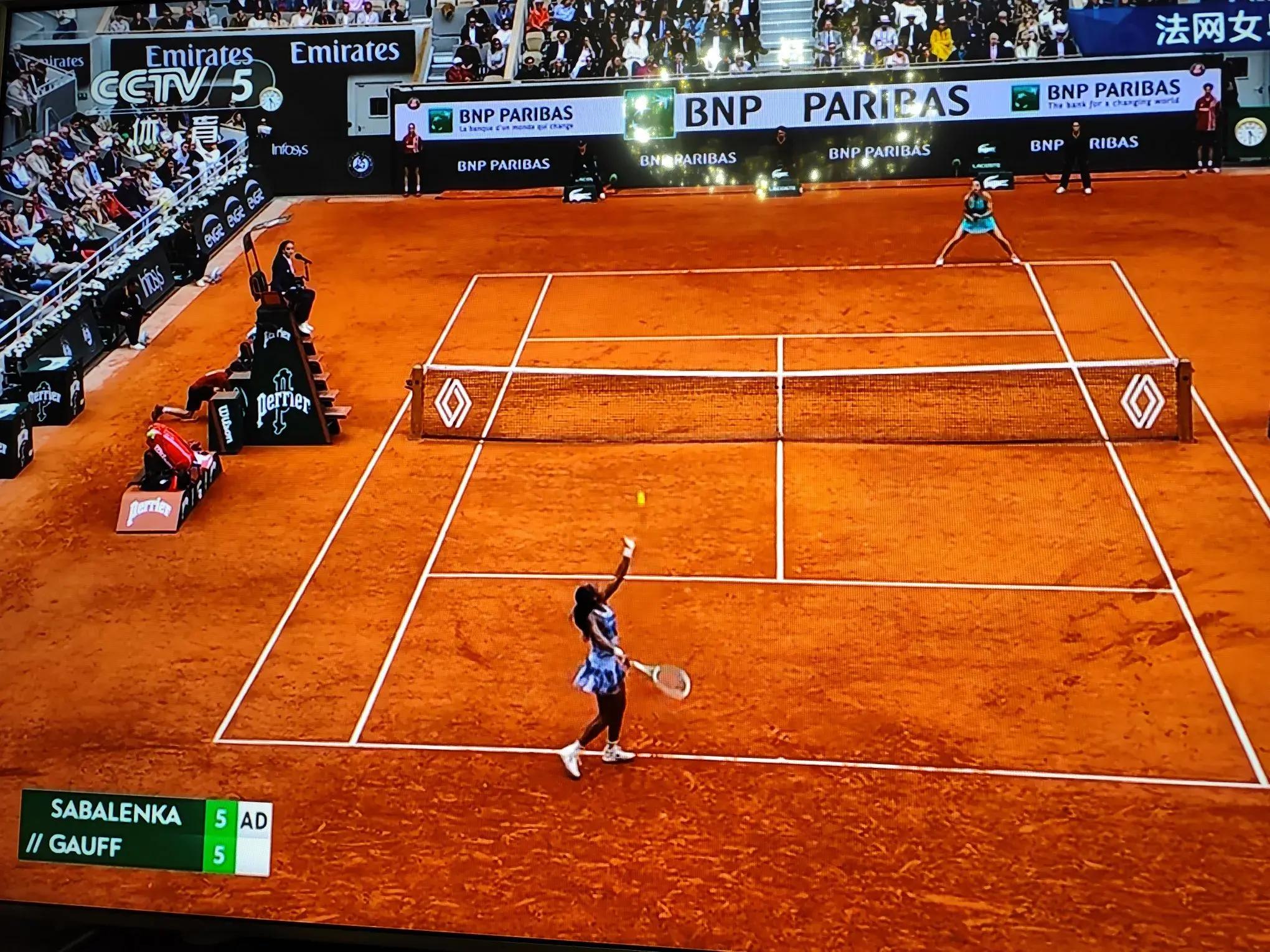 关于日本网球队鏖战意大利网球队，克耶高斯统治全场的信息